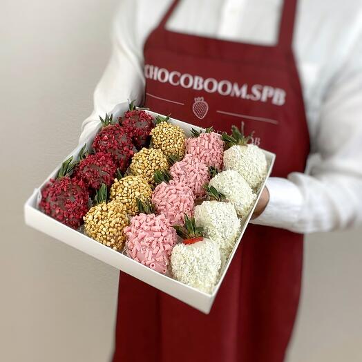 Клубника в шоколаде в наборе «Шоколадный Микс», 16-20 ягод