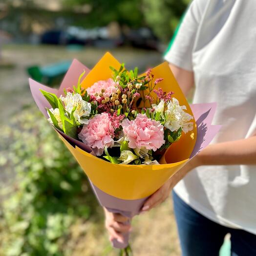 Букет с диантусами и альстромерией