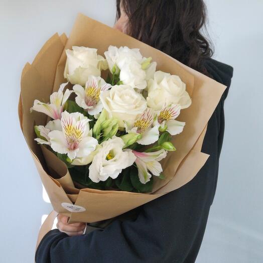 Ramo "Elsa" con rosa, alstroemeria, Lisianthus en paquete artesanal