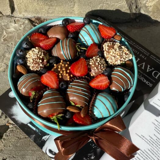 Composición de fresas cubiertas de chocolate