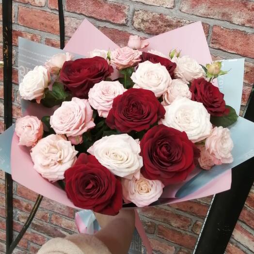Ramo de rosas red Naomi y Madame Bombastic en forma de peonía
