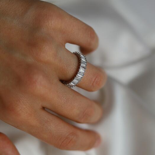 Anillo de cristal plateado