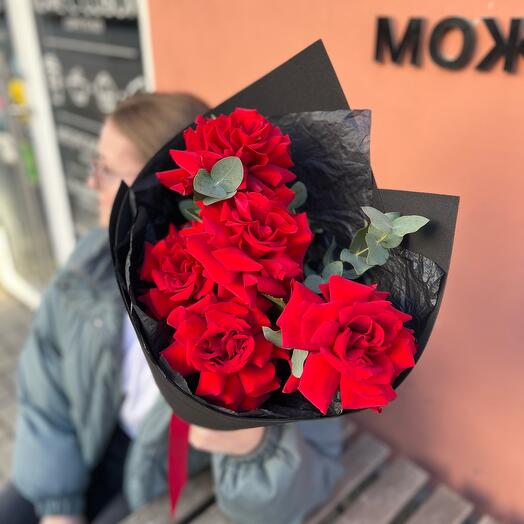 Bouquet "Pomegranate" (red roses in black)
