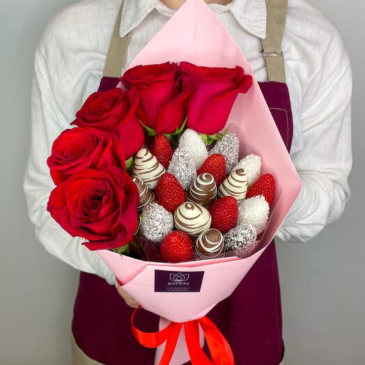 Букет из клубники в шоколаде и цветов Клубничная принцесса