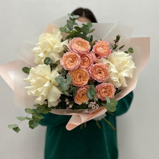 Fragante ramo de rosas francesas y peonías con eucalipto