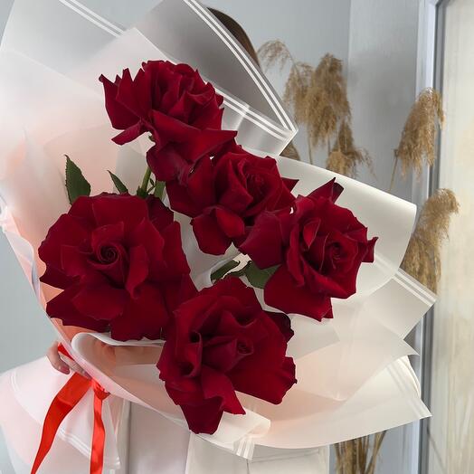 "Fresa con crema" ramo con rosas francesas rojas