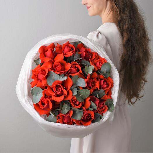 Красные французские розы 15 шт с эвкалиптом | Букет 182 Bottega dei Fiori