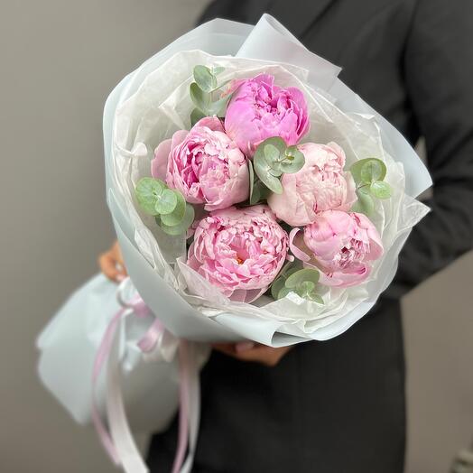 Bouquet 13 of pink peonies by Sara Bernard with eucalyptus