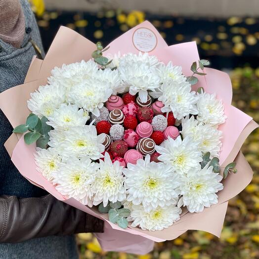 Букет с клубникой в шоколаде 400 Berry Mood с хризантемой