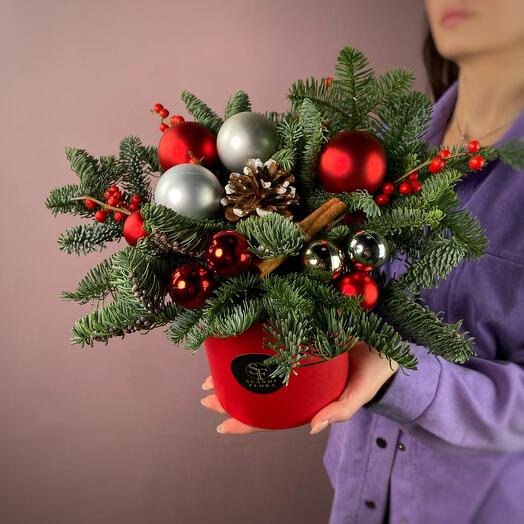 Новогодняя композиция с зимним декором в коробке с елью, корицей, новогодними шарами. Букет 60 Scandi Flora