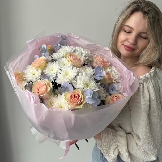 Букет из нежных роз и кустовых хризантем