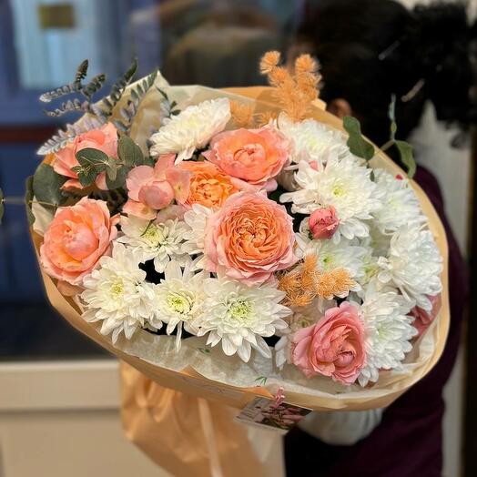Bouquet of bush roses and chrysanthemums