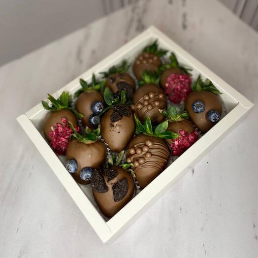 Chocolate-covered strawberries with blueberries and oreos 12 pieces