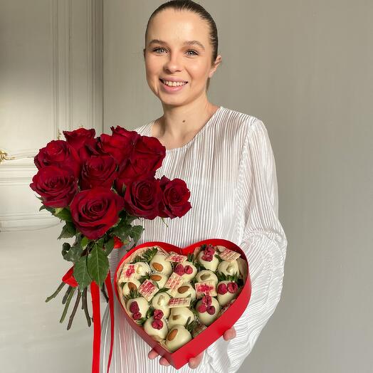 Клубника в шоколаде с красными розами "Комбо набор 12"