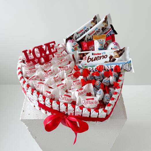 Słodkie pudełko w kształcie serca z Raffaello i czekoladkami Kinder
