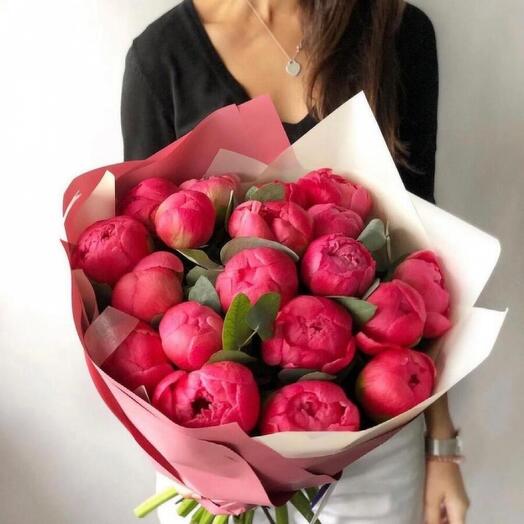 19 коралловых пионов с эвкалиптом