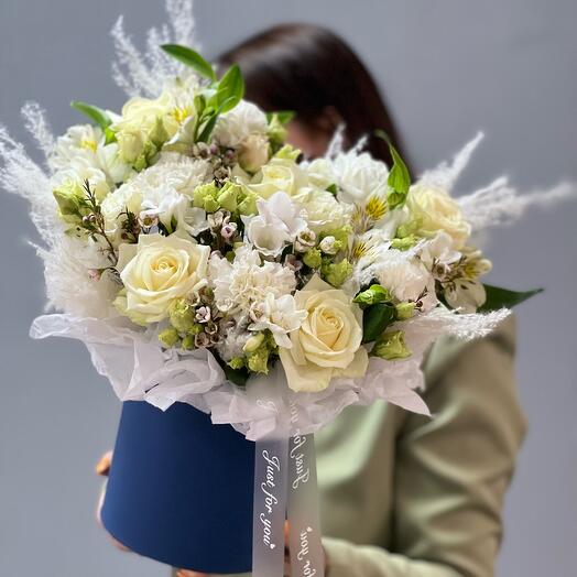 Авторская коробочка «Адалин» с белыми розами и альстромерией