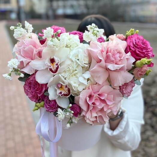 Caja de hortensias y rosas francesas