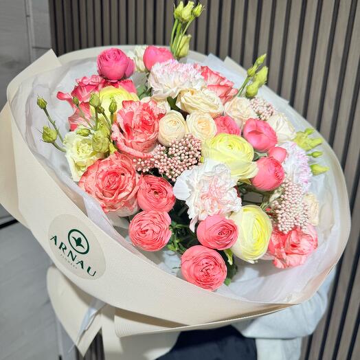 Круглый букет с ранункулюсами