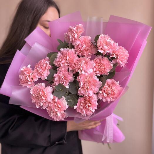 Розовые гвоздики с эвкалиптом 15 шт