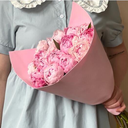 15 розовых пионов