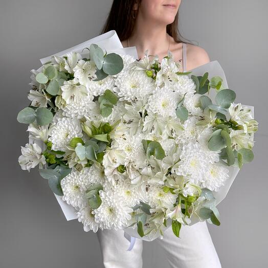 Нежный букет белая кустовая хризантема и альстромерия батиан