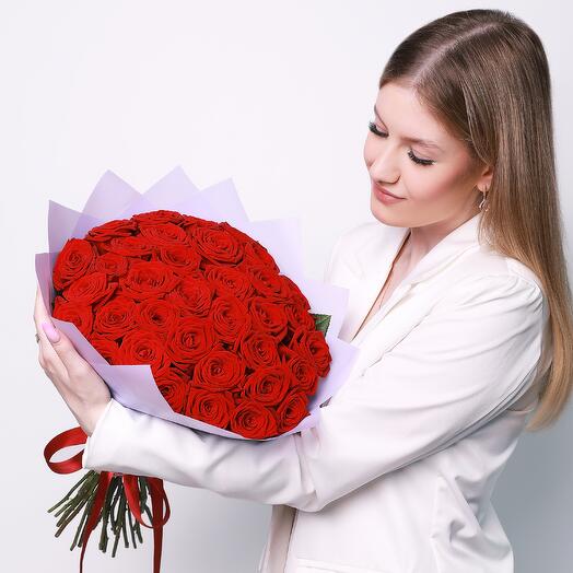 Букет РУБИНОВЫЕ УКРАШЕНИЯ из 35 красных роз. Букет 157 ALMOND ROSES