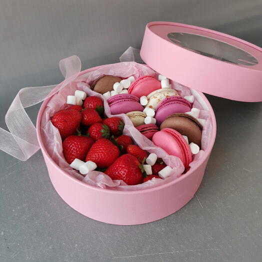 Set con fresas frescas, macarrones y malvaviscos