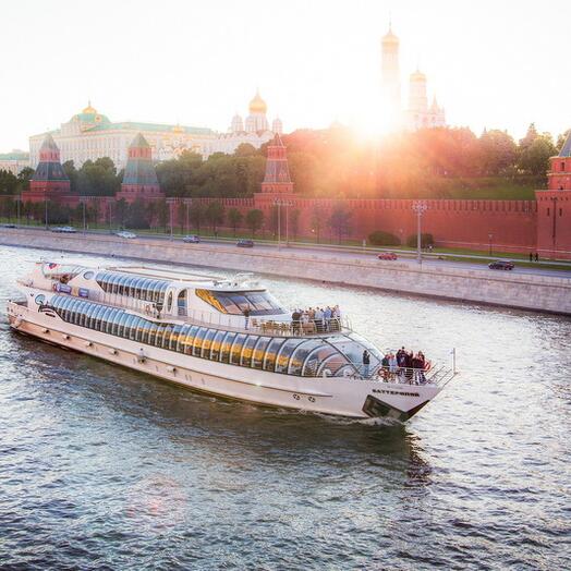 Подарочный сертификат «Круиз по Москве-реке на борту яхты Radisson» (2 часа 30 мин, 1 человек)