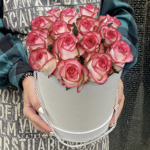 15 pink roses in a white box