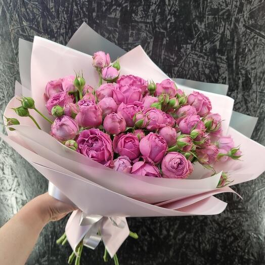 Ramo de rosas arbustivas en forma de peonía