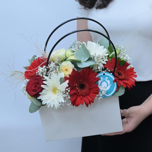 Коробка с красными герберами