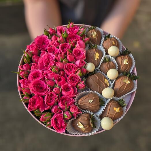 Цветы в коробке с клубникой в шоколаде