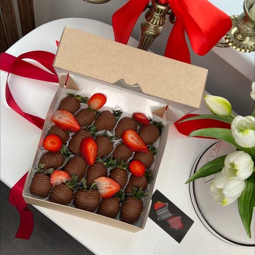 Коробочка клубники в шоколаде М с полосками