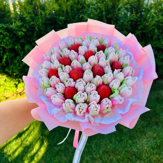 Букет из клубники и зефирных тюльпанов