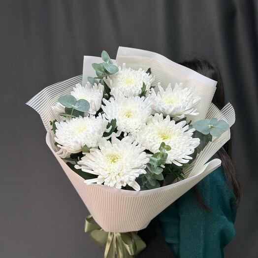 Monobook with 7 white chrysanthemums and eucalyptus