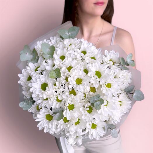 Воздушный букет кустовая хризантема ромашка и эвкалипт