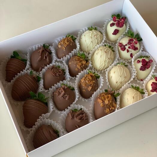 Клубника в бельгийском молочном и белом шоколаде 20 шт