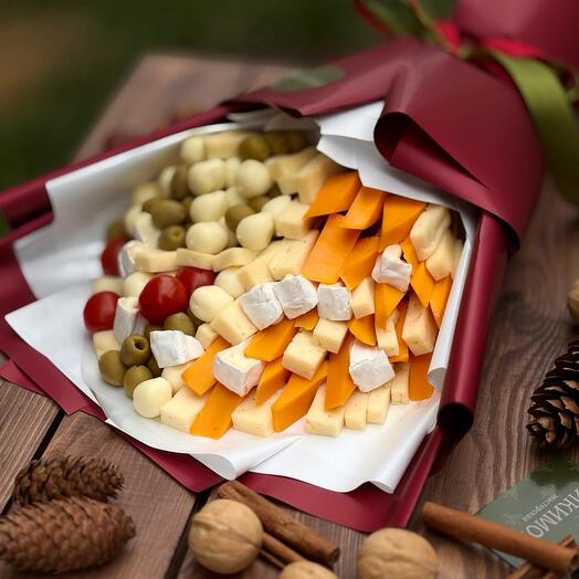 Принц Каспиан (мужской букет из сыра, томатов и оливок)