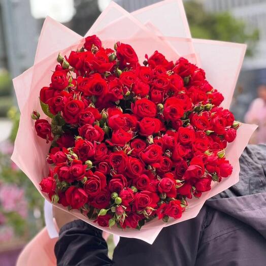 Букет кустовых алых роз
