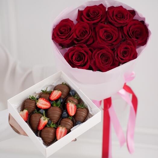 Букет из красных роз и набор клубники в шоколаде 9 шт