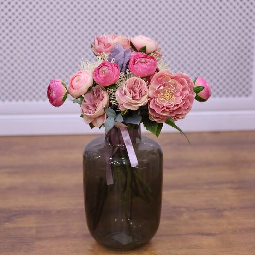 Композиция с лютиками и розами