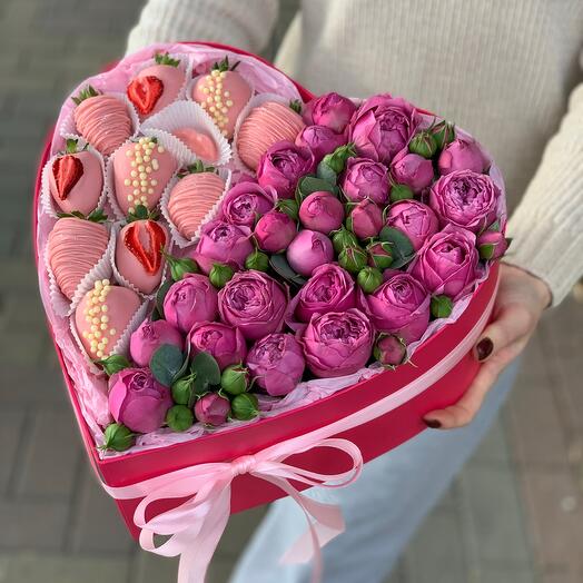 Кустовая роза с клубникой в шоколаде