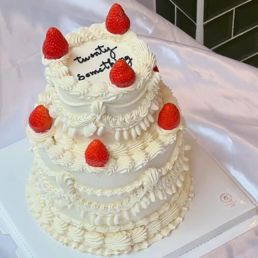 Двухъярусный торт с клубниками