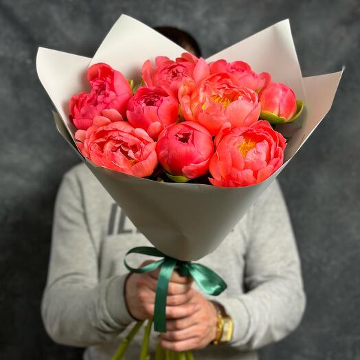 Букет из 9 коралловых пионов