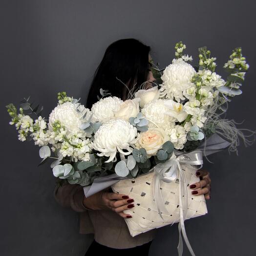 Корзина с цветами моно