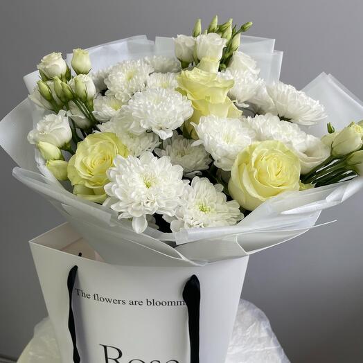 Белый букет в крафт-пакете