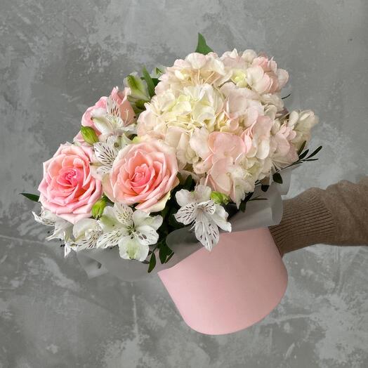 Цветы в коробке с гортензией, альстромериями и розой💕