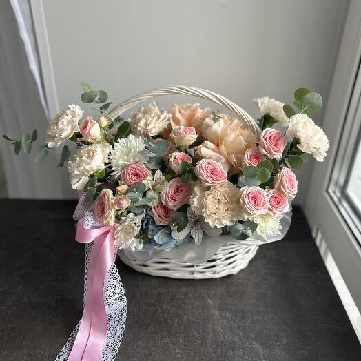 Корзина нежная с цветами