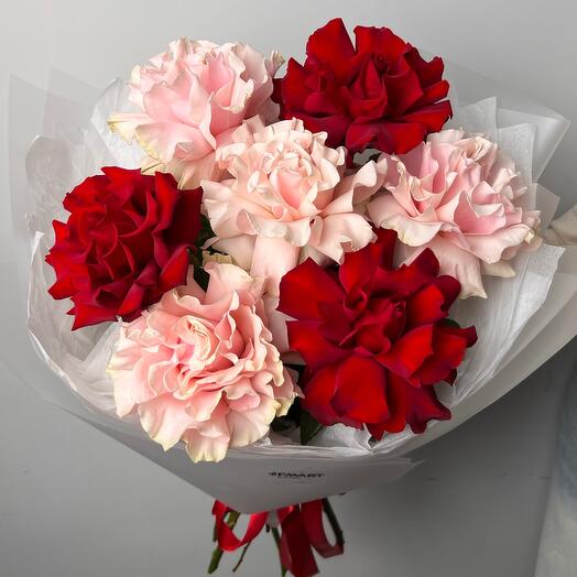 Букет из красных и розовых французских роз